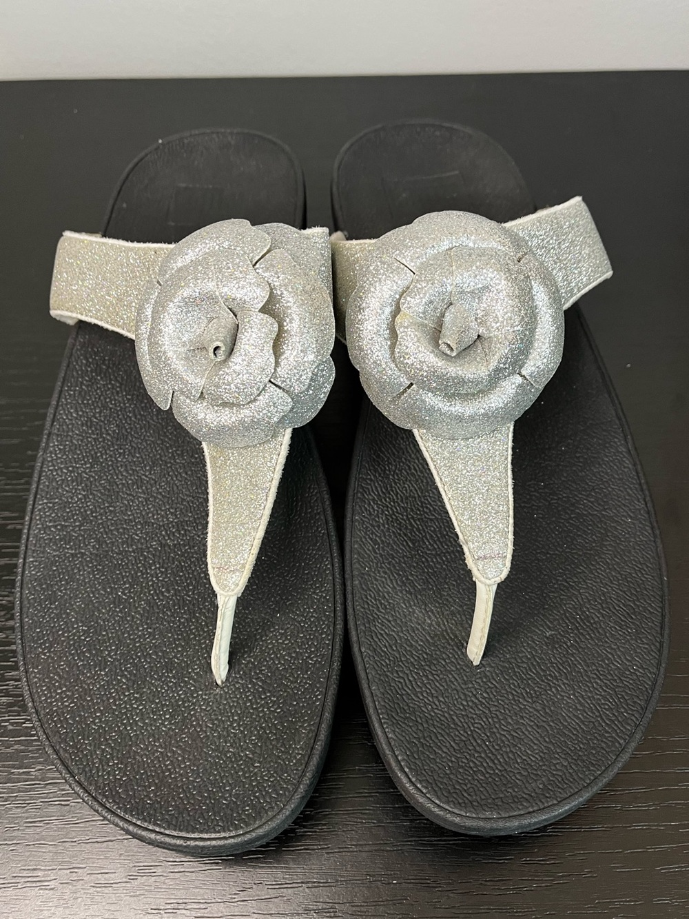 FitFlop Women's Silver Glitter Metallic Flower Thong Sandals Size 10